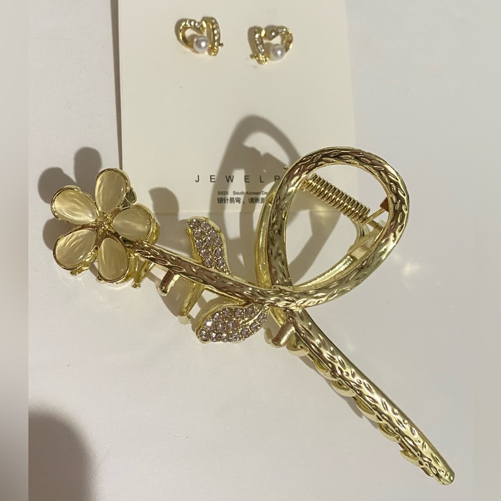 **Precious Flower🌸Combs & Earrings with imitation Small White Pearl and Stones.
